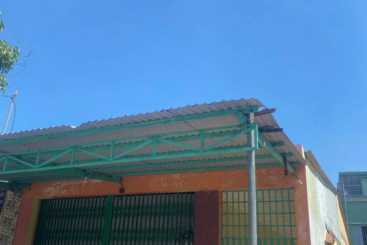 Quyền sử dụng đất và tài sản gắn liền với đất là căn nhà cấp 4, có kết cấu: tường xây, mái lợp tôn, diện tích xây dựng 179,25 m², trừ 04m chỉ giới xây dựng tại thửa đất số: Lô C14, tờ bản đồ số 00 (nay là thửa đất số 22, bản đồ số 22, tờ bản đồ số 36), diện tích 210,0m², địa chỉ thửa đất tại khu dân cư cuối đường Hùng Vương (nay là số 501 Hùng Vương), khối phố 6, phường An Sơn, thành phố Tam Kỳ, tỉnh Quảng Nam thuộc quyền sở hữu, sử dụng của ông Lê Hữu Phúc và bà Nguyễn Thị Bắc Chiến theo Giấy chứng nhận số AK 182205 do Ủy ban nhân dân thành phố Tam Kỳ, tỉnh Quảng Nam cấp ngày 30/7/2007, cập nhật thông tin chủ sở hữu, sử dụng lần cuối ngày 18/6/2021