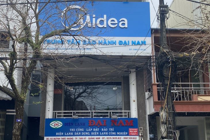 Quyền sử dụng đất và tài sản gắn liền với đất tại thửa đất số: 207, tờ bản đồ số: 04 (theo CSDL mới là thửa đất số: 30, tờ bản đồ số: 8) có địa chỉ tại số 93 Huỳnh Thúc Kháng, phường An Xuân, thành phố Tam Kỳ, tỉnh Quảng Nam (nay là số 93 Huỳnh Thúc Kháng, phường Tam Kỳ, thành phố Đà Nẵng)