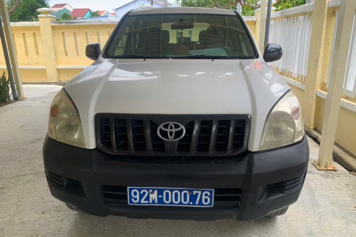 Xe ôtô con nhãn hiệu TOYOTA, số loại: LAND CRUISER, màu trắng, 8 chỗ, biển số: 92M-000.76 đã qua sử dụng