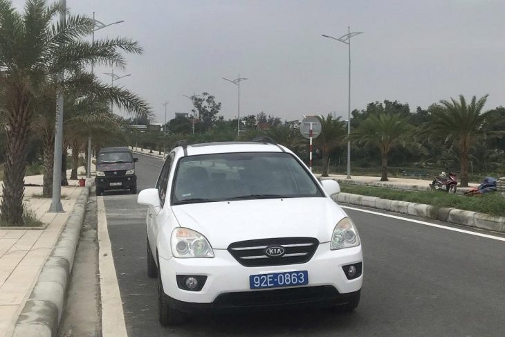 Xe ô tô con nhãn hiệu KIA, loại CARENS, biển số 92E-0863, số máy G4KAAH368186, số khung RNYFG5212xoAC007579